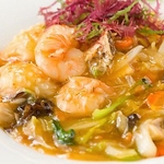 香ばしく焼いた麺とマレーシア産醤油の餡が大変合う「海鮮餡かけ焼きそば」は、ランチタイムにぜひ。