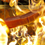 【自慢の藁焼き】カウンターの目の前で焼き上げる藁焼きは至高の逸品です。