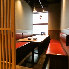 【4名様～8名様向けのテーブル席】温かみのある照明で落ち着いた雰囲気を演出しております。周りが仕切られたBOXのお席なら、人目を気にすることなくお楽しみいただけます。