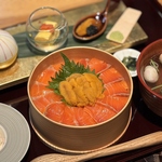 サーモンの甘みと濃厚なうにのとろみが重なります◎口の中で溶け合う瞬間は至福！