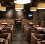 入り口奥にはゆったりソファーもご用意。デートにもお使いください！