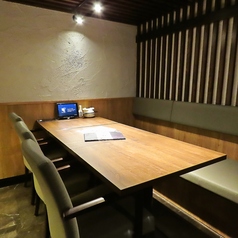 【4名様～6名様向けの個室】女子会や合コンなど少人数でのご利用にぴったりのお席となっております。周りを気にせずご宴会を楽しむなら個室が最適です◎