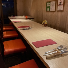 計6席のL字のカウンターです。角席なら3名様でもご利用しやすいです。