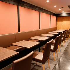 2名～16名前後まで対応できるテーブル席。ソファーテーブルで居心地の良い空間を演出。