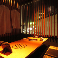 当店の掘りごたつ個室席は、6名様までご利用いただけるプライベート感満載のお席です。落ち着いた雰囲気の中、周囲を気にせずお食事を楽しむことができます。温かみのあるデザインで、ゆったりとお食事を楽しめる席です。特別なひとときを大切にしたお席ですので、みなさまのご利用お待ちしております。