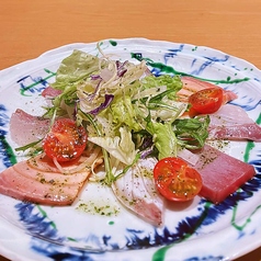 軽く炙った鮮魚のカルパッチョ　ハーブのサラダ添え