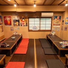 お座敷席は複数人でテーブルを囲める作りになっており、グループでの宴会などにも最適です。昭和レトロなビールポスターに囲まれながら、リラックスした時間をお過ごしいただけます。