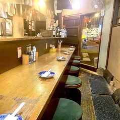スタッフとの会話が楽しみながらお過ごしいただけるカウンター席は、大人だけの特等席。お一人様からご利用いただけます。