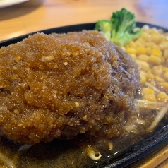 肉汁溢れる…牛100％ハンバーグ定食！