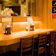 カウンター席は、目の前で料理の技を楽しめる特等席。シェフとの距離が近く、特別感を味わえます。