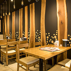 店内にはテーブル席をご用意しております。ご友人やご家族とのお食事に最適です。ゆったりと落ち着いた空間で、本格的なインド料理と炭焼き料理をご堪能ください