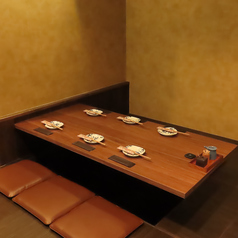 まごころ酒場おわんの店内には、足を伸ばしてゆったりと寛げる小上がりの掘りごたつ席をご用意しております！4名様用のテーブルが3卓と、6名様用のテーブルが1卓あり、ご友人同士のお食事や会社飲みなど幅広いシーンでご利用可能です◎和の雰囲気が漂う落ち着いた空間で、こだわりの絶品料理とお酒をお楽しみください♪