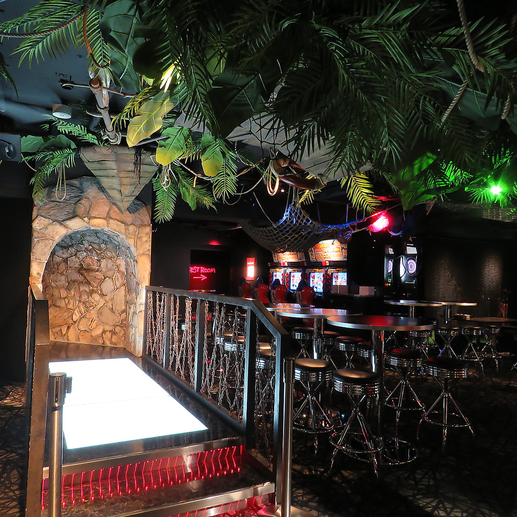 ☆広々エンターテイメント空間☆洞窟をくぐって店内へ・・・