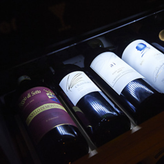 常時100種類を揃える世界各国の厳選ワイン