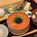 贅沢にキャビアも乗せました！とろける脂ののったサーモンとキャビアがよく合います◎