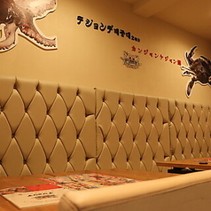 ゆったりとしたベンチシートのテーブル席は、家族でのディナーにぴったり。心地よい空間で、特別な時間を過ごせます。