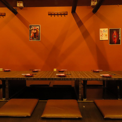 店内は木調の落ち着いた雰囲気。掘りごたつ席もご用意しています◎