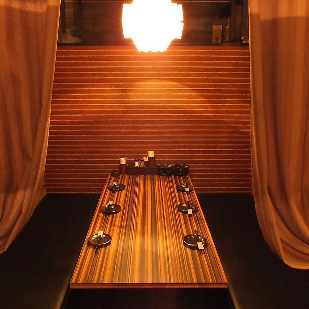 【人気の理由その5】少人数～利用できるテーブル席、掘りごたつ席など種類豊富なお席！