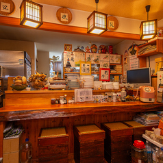 カウンター席はお一人様はもちろん、肩を並べて座れるので、デート、友人との語らいにも最適なお席です。リラックスした雰囲気の中で自分のペースで食事をお楽しみください。