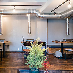 気軽に訪れたくなる、落ち着いた雰囲気の焼肉店！シックなインテリアが広がる空間で、まるでカフェにいるようにリラックスできます。カウンター席は一人でも気軽に楽しめ、テーブル席での楽しいひとときが魅力的♪ 家族連れにも優しいお店で、皆でわいわい楽しむのにも最適な場所です◎