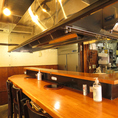 入口すぐのカウンター席。カウンターに座ればスタッフとの会話も楽しめます♪