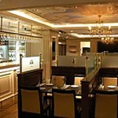 ゆっくりとお食事を楽しめるスペースには仕切りがあり、お客様のプライベート感を大切にしております。感染症対策も万全で安全に特別なひとときをお過ごしいただけます。