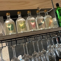 お洒落なバーカウンターで店主との会話も楽しむ◎