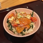 丼も充実♪サーモンクリームチーズ丼はとろけるサーモンとチーズの相性が◎濃厚で贅沢な丼です！