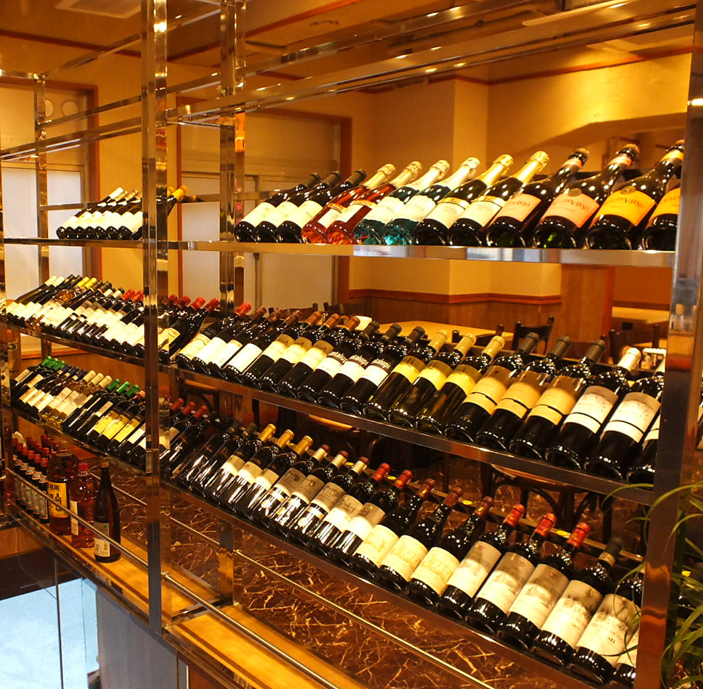 綺麗に飾ってあるお酒は当店自慢のお酒棚。2h飲み放題単独プランは1710円からご用意！