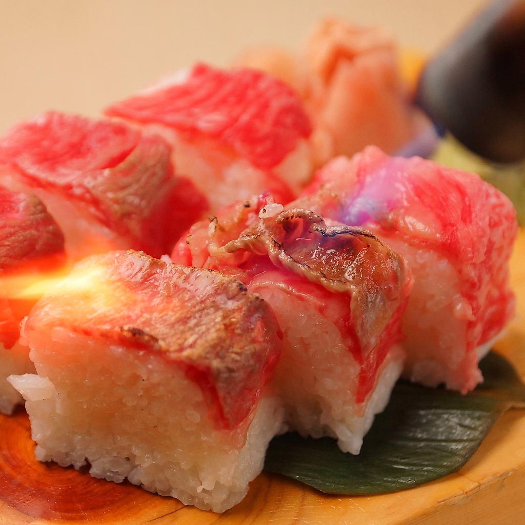 話題の肉寿司は是非弁慶和歌山店で！炙りが更に味を深めます