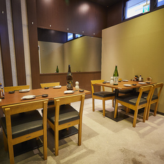 周りを気にせずご利用いただけるテーブルタイプの個室です♪木目調の空間に、カジュアルな雰囲気をミックスしたバランスの良い内装。