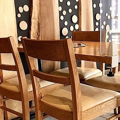 広々としたテーブル席は、お子様連れのお客様も周りを気にせずお食事をお楽しみいただける空間です。乳児、未就学児、小学生も利用可能でお子様メニューもございます。