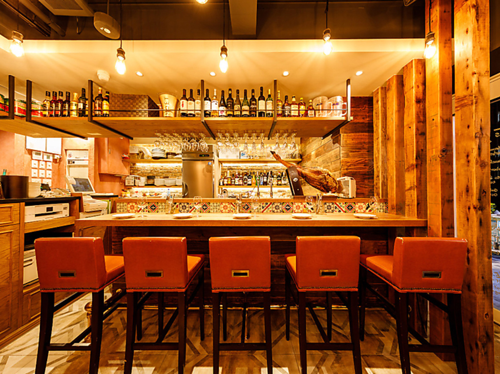 バックバーを臨むカウンター席はライブ感満載！