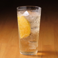 カジュアルな店内で豊富なドリンクを