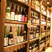 お酒がずらっと並んだ店内。