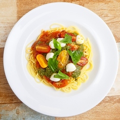 フレッシュトマトとモッツァレラチーズのバジルトマトソース・スパゲティ