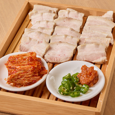 ≪必食!!≫茹でたてのブランド豚肉を、薬味・キムチと一緒に楽しむポッサムの写真