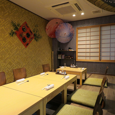 足を伸ばしてくつろげる掘りごたつ席をご用意しています!テーブル同士をつなげれば、最大10名様まで一緒に座れます。ご友人とのご宴会や女子会など、少人数グループでのご利用にぴったりです。用途に合わせて最適なお席をご案内しますので、みんなでワイワイ盛り上がりましょう♪