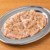 【塩皮ホルモン(鶏皮)】香ばしく焼き上げる、旨みたっぷりの鶏皮。外はパリッと、中はもっちり食感が楽しめます。ご飯のおかずにはもちろん、お酒との相性も抜群の人気メニューです。