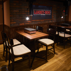 【テーブル席】広々と使えるテーブル席。ご家族での夕食やランチなどにいかがでしょうか？コースでは〆物やデザートもご用意しているので、お子様にも喜んでいただけるメニューもございます！わいわいとお食事をご堪能ください☆