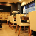 店内の明るいテーブル席は、幅広いシーンに最適です。心地よい空間で、特別な時間を過ごせます。