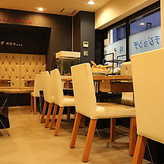 店内の明るいテーブル席は、幅広いシーンに最適です。心地よい空間で、特別な時間を過ごせます。