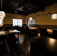 黒を基調とした落ち着きのある店内で豪華な料理をご堪能下さい。