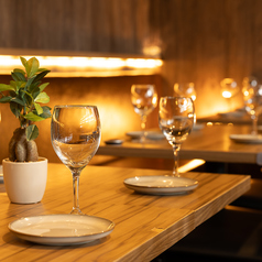 ほどよくプライベート感の保たれたシェードカーテン仕切りの半個室としてご利用いただけます♪デートや記念日にも人気☆女子会や合コンにも人気です！記念日、誕生日などにオススメです！記念日ケーキとの併用もOK！人数は2名様からご相談頂けます☆【吉祥寺／肉バル／個室／飲み放題／宴会／大人数／和食／飲み会】