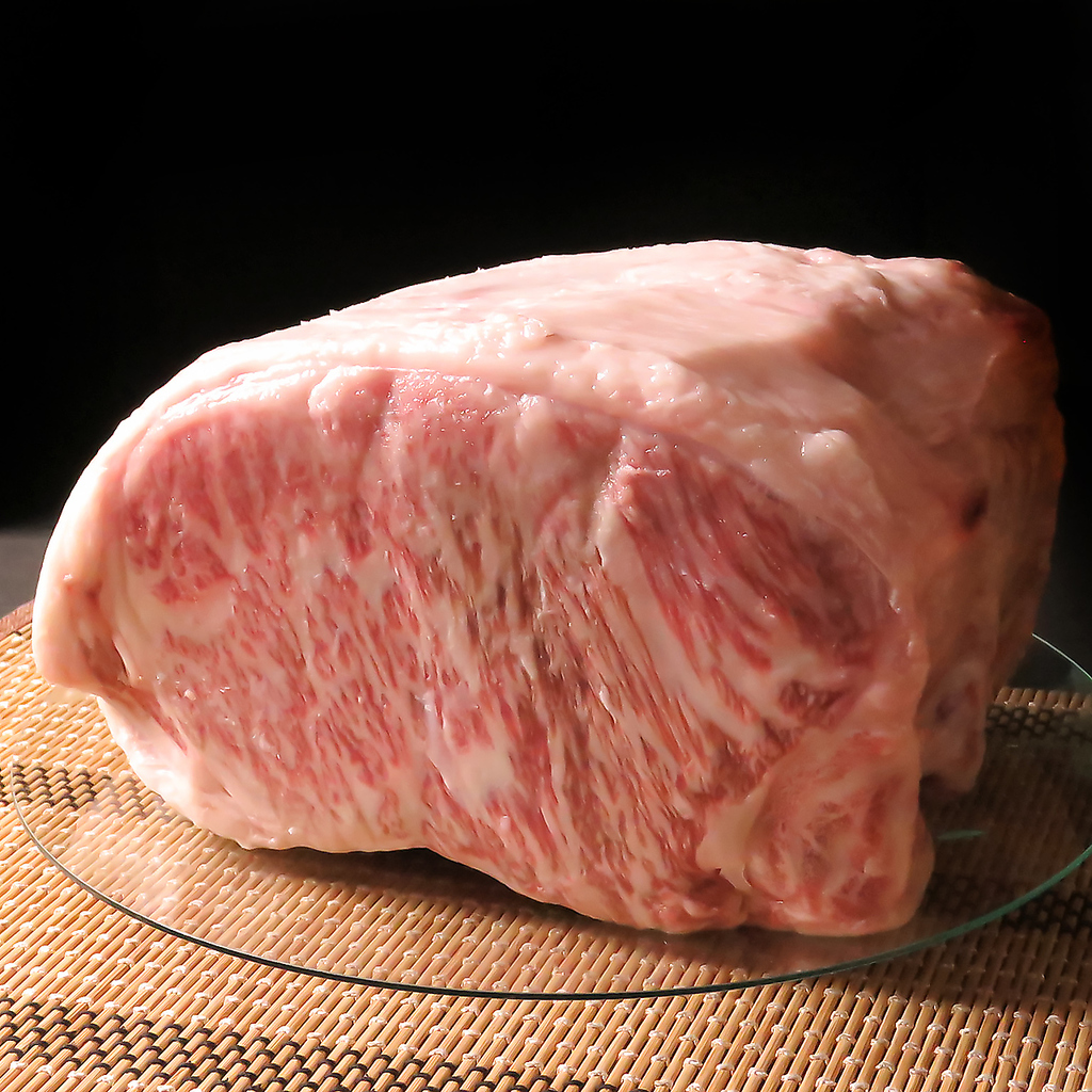 当店では極上和牛サーロインを使用。肉の旨味がしっかりと感じられ、ジューシーな味わいを楽しめます