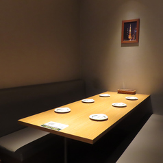 【半個室でゆっくりお食事】当店は奥に半個室も完備しております。少人数宴会や、会社、プライベート様々なシーンでご利用いただけます。人気な席ですのでお早めのご予約がおすすめです！