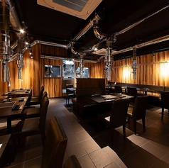 【店舗貸切:25～35名様】開放感ある店内で焼肉宴会！上質な空間で至福のひとときを◎周囲を気にすることなくお仲間同士で盛り上がれる店貸切は、25名様から35名様までご利用いただけます。忘年会・歓送迎会などのビジネス宴会などにうってつけ。シックでモダンな空間で語らいながら、絶品焼肉とドリンクをご堪能ください。