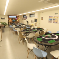 明るくて入りやすいカフェ風の店内