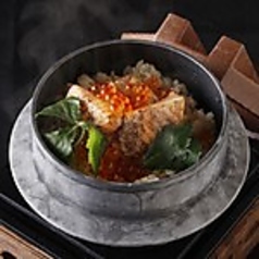 炙り鮭はらすとイクラの釜めし