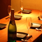 お隣が気にならないBOX席も完備